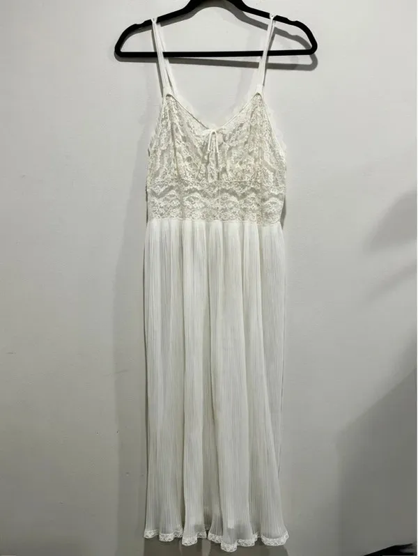 Vintage 1950s Rhythm Lingerie Sheer Pleated Lace Nightgown 34 - Image 2