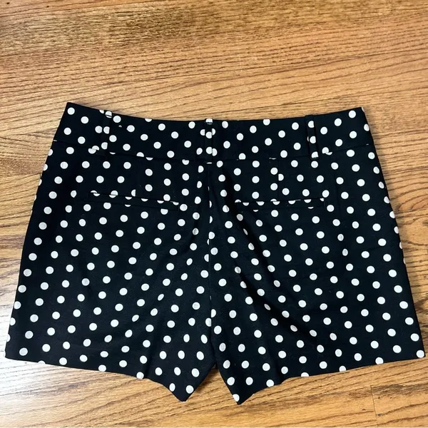 LOFT | Black & White Polka Dot Textured Shorts Size 6 - Image 3