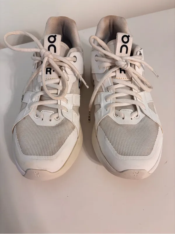 On Cloud women’s 7.5 The Roger Clubhouse Pro White Tennis Shoes Sneakers - Image 6