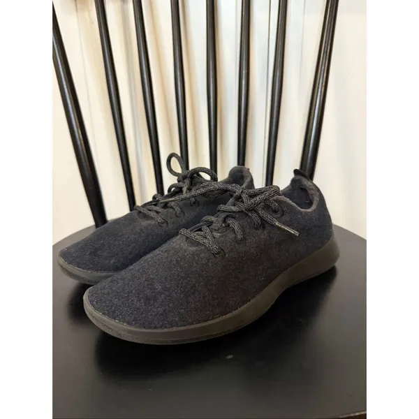AllBirds black on black classic wool running sneaker size 9 - Image 4