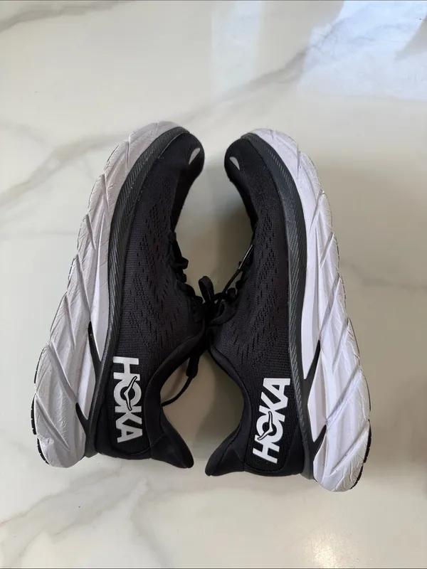 Hoka one W Clifton 8 wideBlack and White Road Running Shoes without insoles - Image 6