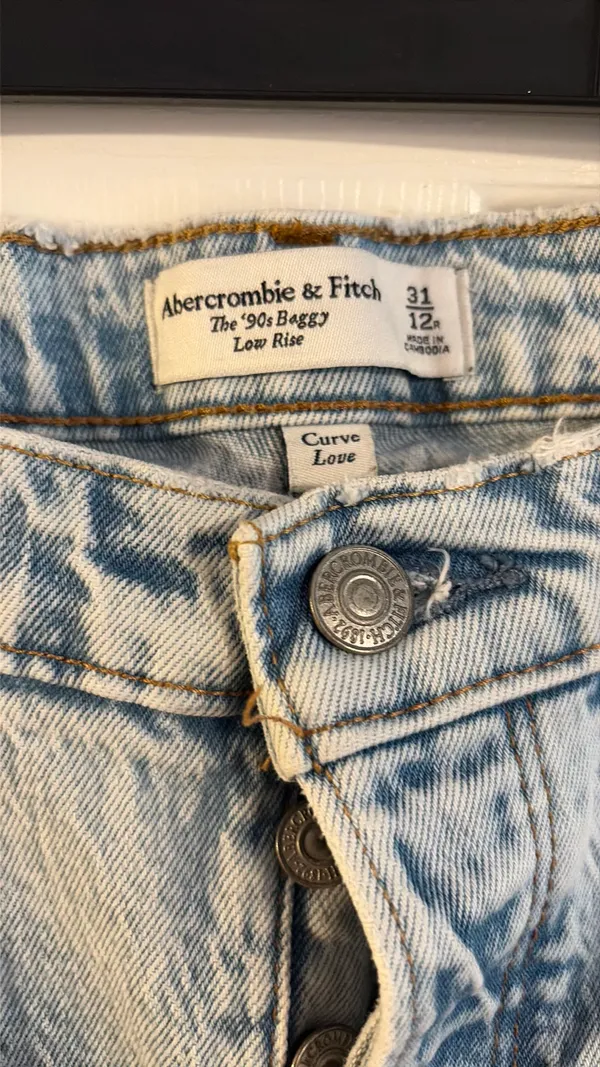 Abercrombie The 90s Baggy Low-Rise Jeans - Image 2