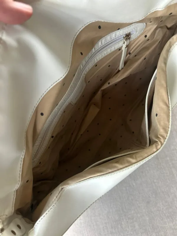 Kate Spade cream leather saddle bag with gold tone accents fair condition - Image 5