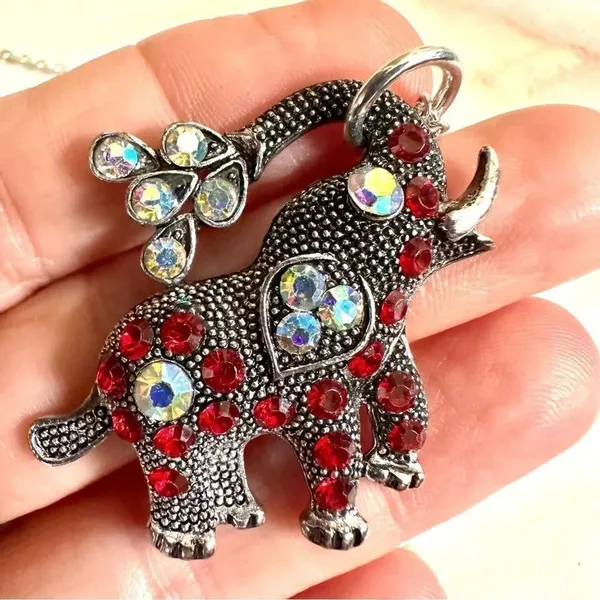 Silver tone rhinestone elephant pendant necklace - Image 5