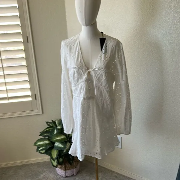 Gianni Bini Katrina Eyelet V-Neck Long Sleeve, White, Size Medium, NWT - Image 2
