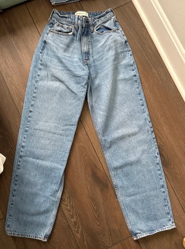 Abercrombie High-Rise Taper Curve Love Jeans - Image 3