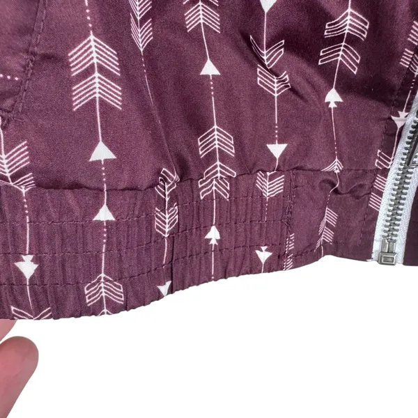 Empyre Burgundy‎ White Arrow Hooded Windbreaker Jacket Medium - Image 5