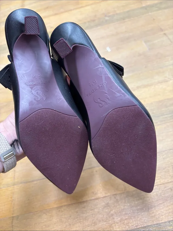 Gloria Vanderbilt Black Pointed Slingback Heels with Bow Accent - Image 3
