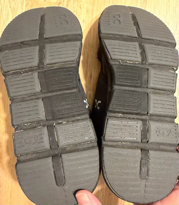 On Cloud Play Youth 2 pre-owned Black - please see pic left shoe appears to have stitching knicked and can see wear on bottom - Image 5