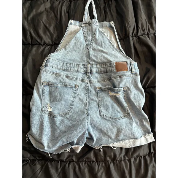 Maurices Distressed Denim Shortalls Light Wash Raw Hem Overalls Large 734937 - Image 3