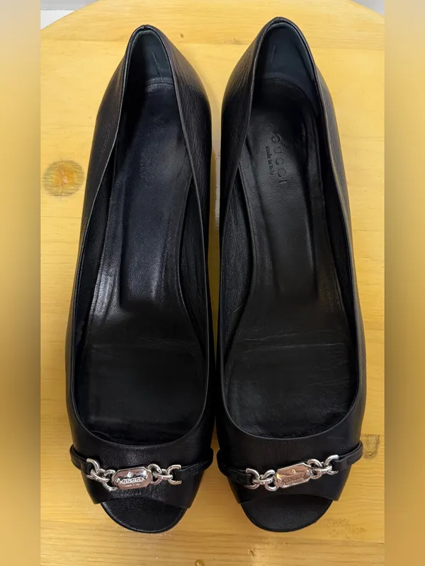 Gucci Salandia Black Leather Peep Toe Flats Silver Chain Logo Accent - Image 3