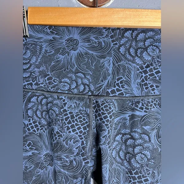 Lululemon Wunder Under Hi-Rise 1/2 Tight *Full-On Luxtreme 17 size 4 - Image 6