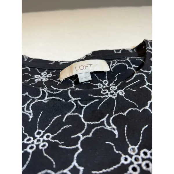 Loft Black White Floral Print Flutter Sleeve Top Women's Size Medium - Image 3