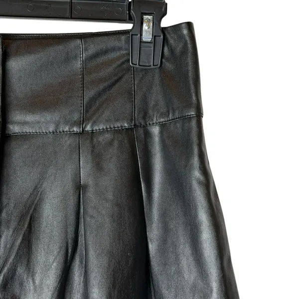 Intermix Shorts Women 4 Black Kitty Pleated Faux Leather‎ High Rise Streetwear - Image 4