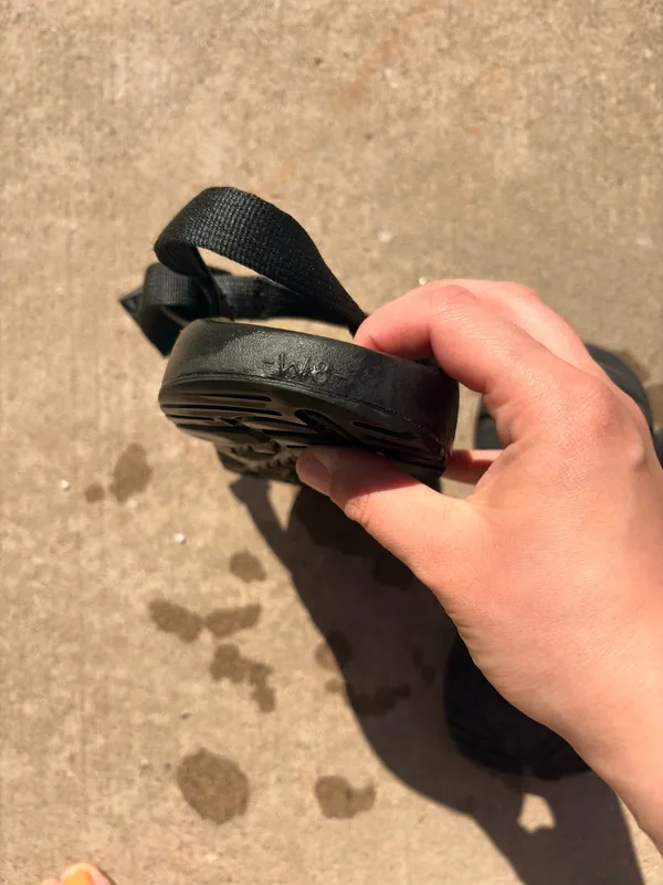Size 8 W chacos single strap with toe loop - Image 4