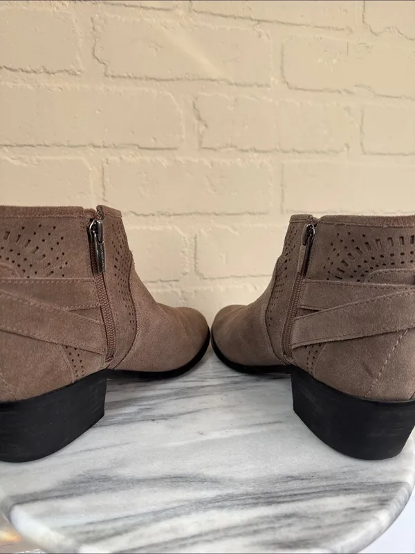 Vince Camuto boots brown Taupe Suede Ankle Booties Buckle 8.5 leather - Image 3