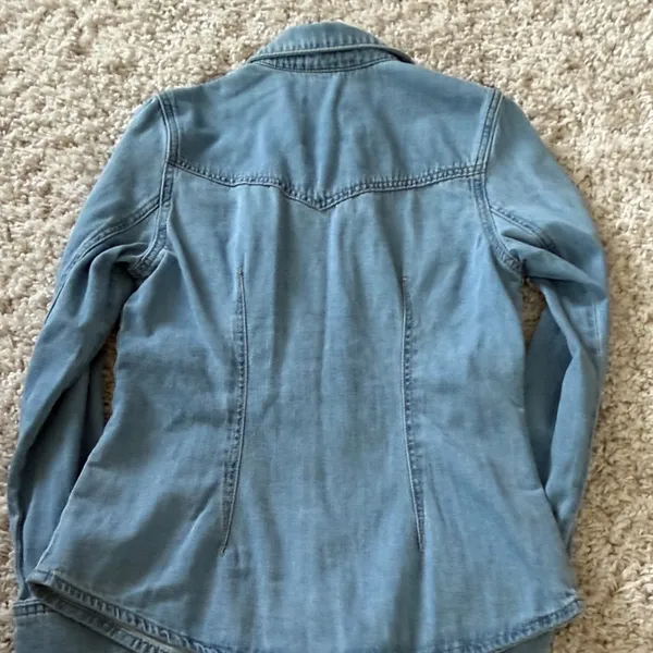 Universal Threads NWOT Light Wash Denim Button-Up Shirt - Image 5