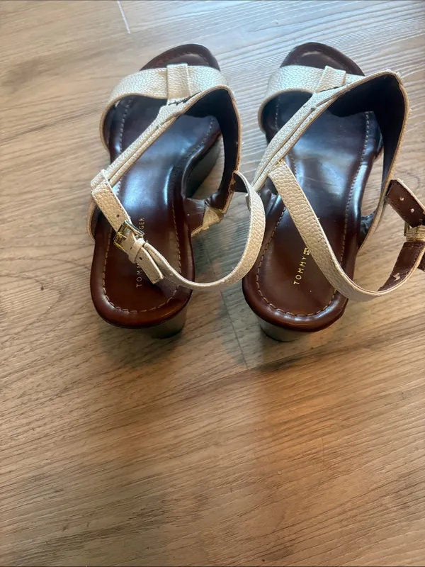 Tommy Hilfiger White Leather T-Strap Logo Sandals - Image 6
