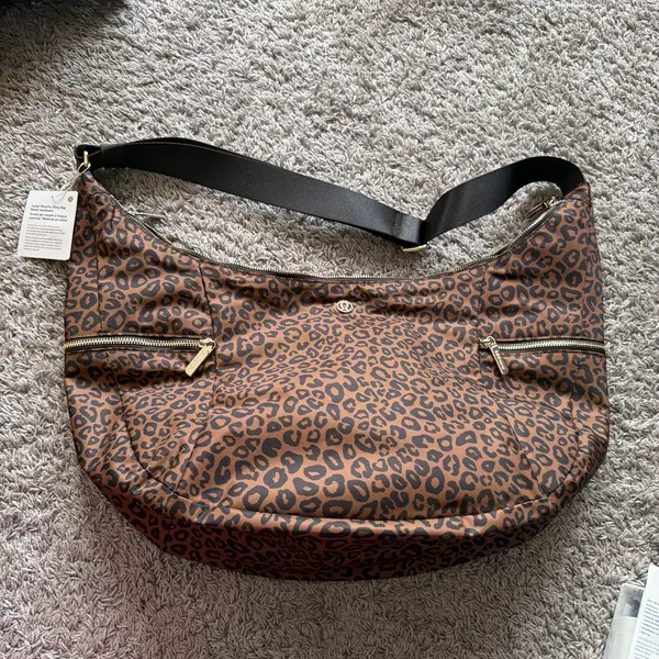 Lululemon leepoard slouchy sling bag  - Image 3
