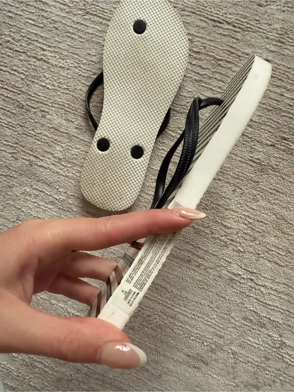 Old Navy Black and White Striped Women’s Flip Flop Sandals (Size 8) - Image 3