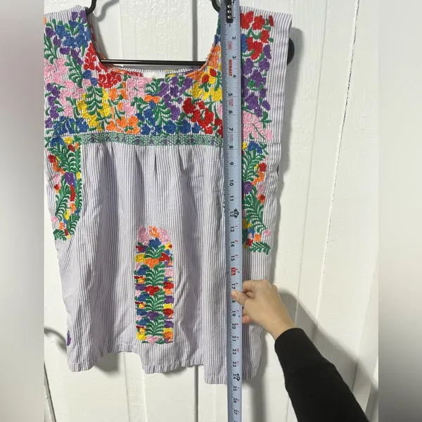 J Marie Floral Embroidered purple and white seersucker sleeveless top size small - Image 7