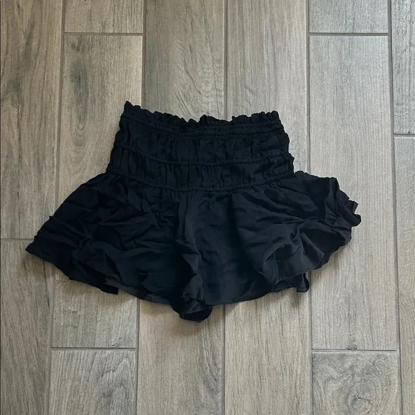 Elegant Black Ruffled Women's Skorts Size L - Image 4