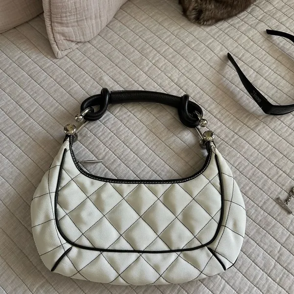 BCBGMAXAZRIA Y2K rare quilted, off-white, brown leather shoulder bagette small​ - Image 5