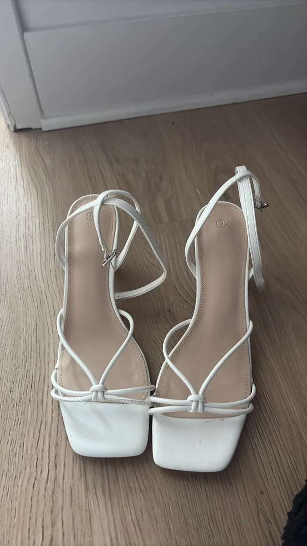White kitten heels Size 9 - Image 3