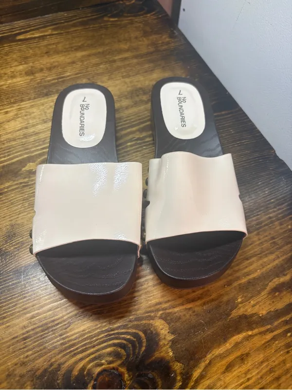 No boundaries cream sandals size 7 - Image 3