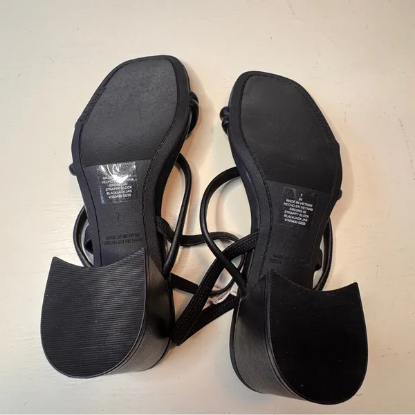 Old Navy Black Strappy Block Blackjack Sandals Sz 7 New With Tag - Image 3