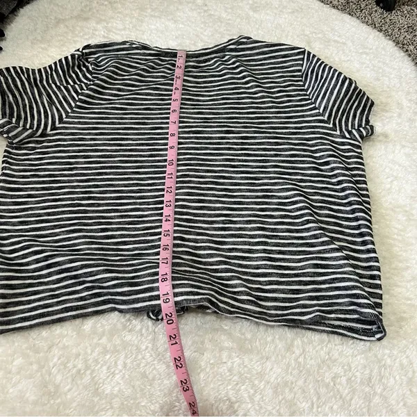 5/$30 🎈 A new day large striped tie front top - Image 5