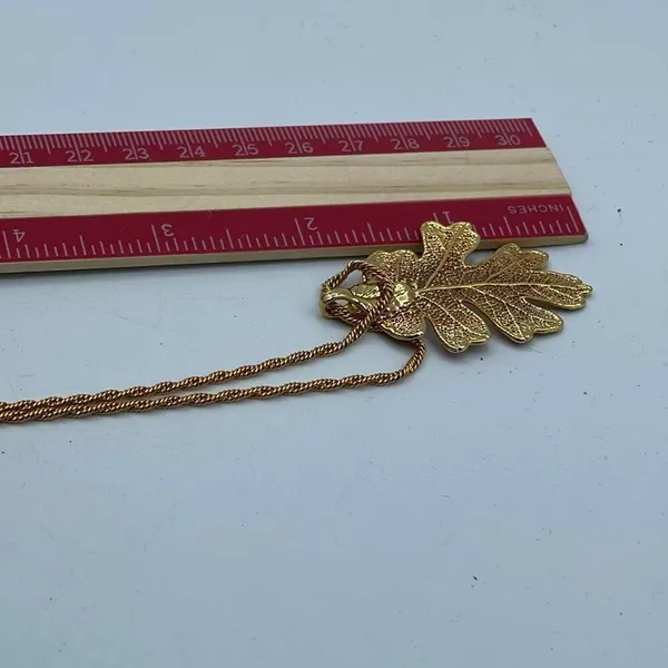 Vintage gold tone oak leaf pendant and 25” approximately chain. - Image 5