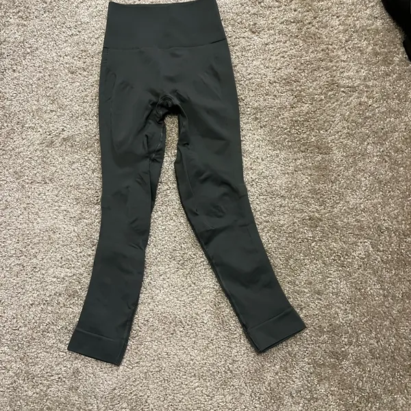 Lululemon zone in crop gator‎ green XS $118 NWOT - Image 6
