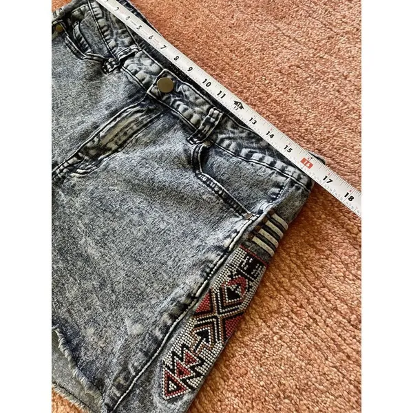 Forever 21 Plus Size 16 Denim Shorts Gray Acid Wash Beaded Aztec Sides Raw Hem - Image 4