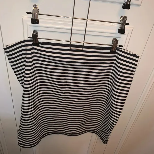 SHEIN faux leather black bomber‎ jacket & Old Navy black striped skirt XL - Image 10