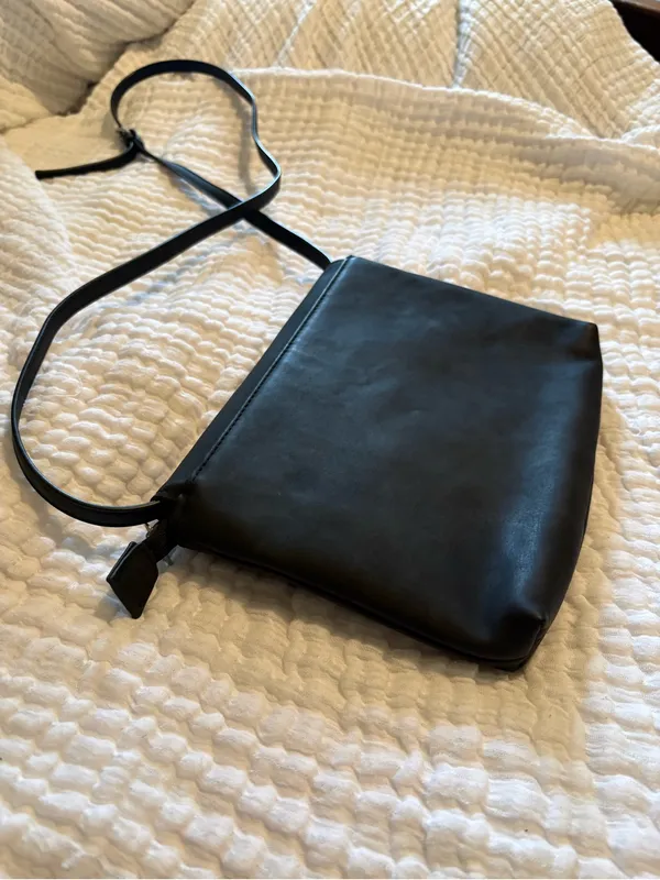 Roxy Black Envelope Crossbody Bag - Image 3