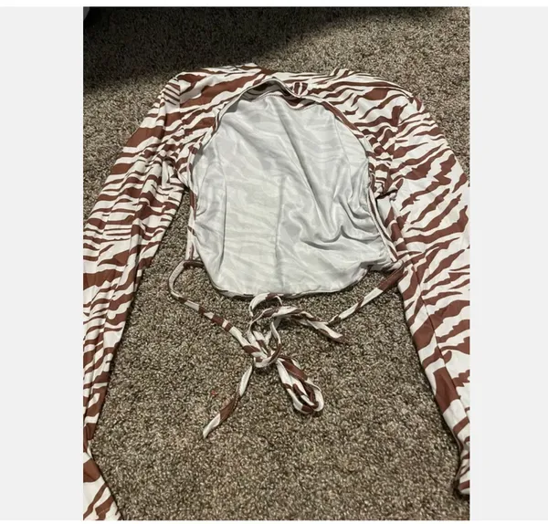 Amazon Sz XS Tiger / Animal Print Knit Crop Top Cut Out Back - Image 4