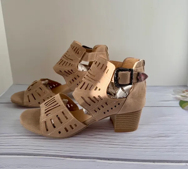 Taupe Heels, Size 9 Tan - Image 4