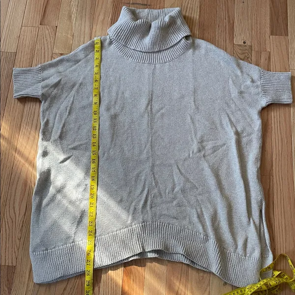 Old Navy Women's Light Gray Turtleneck Sweater - Image 6