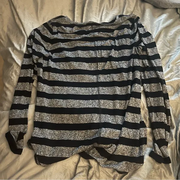 Ann Taylor Blacks & Gray Striped top Size Large 💸 SALE - Image 3
