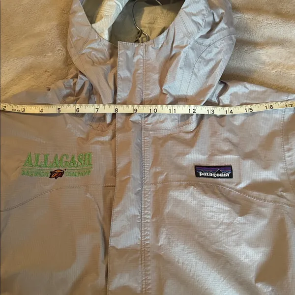 Patagonia Light Gray Hooded Jacket - Image 11