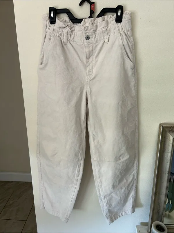 American Eagle cream, corduroy barrel leg cotton pants 6 long - Image 2