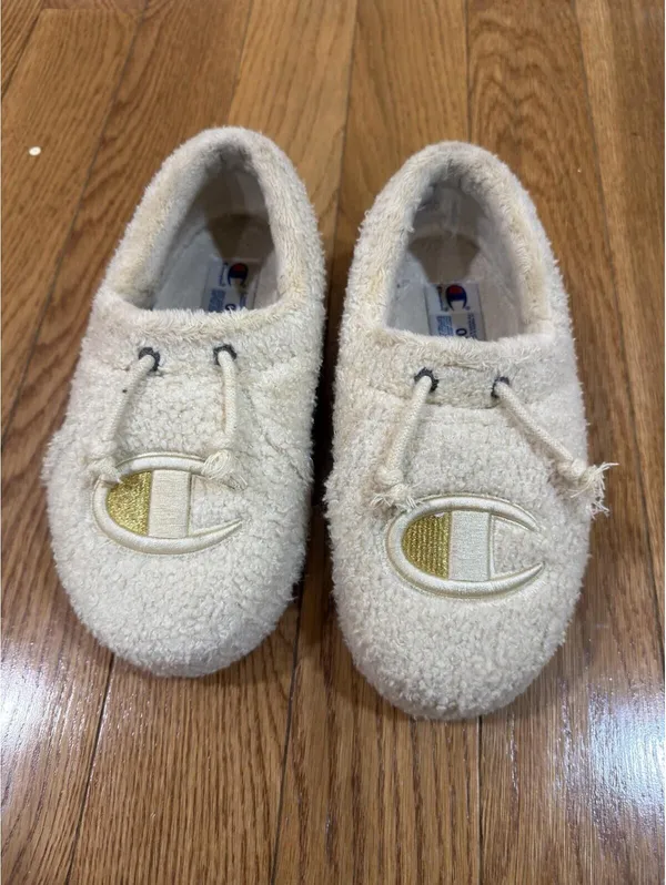 Size US 7 Women’s Champion slippers Cream Color - Image 8