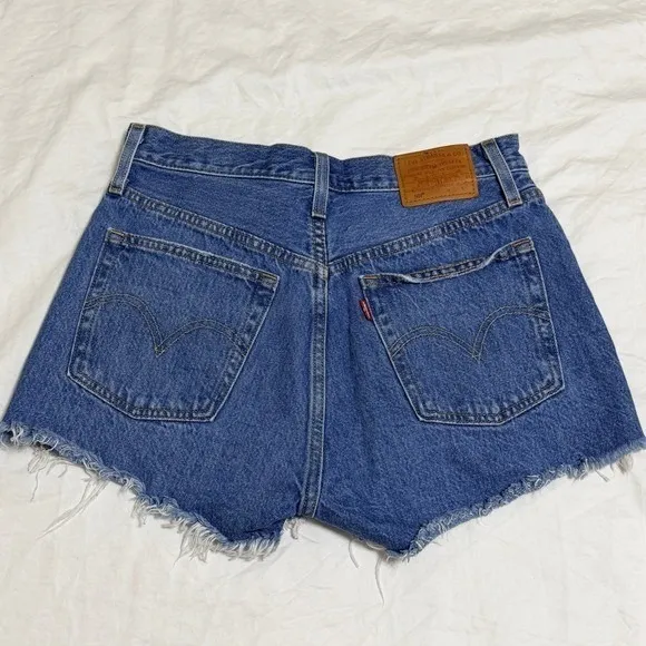 Levi's 501 Distressed Cutoff Denim Shorts Ripped Light‎ Wash Womens Size 26 - Image 3