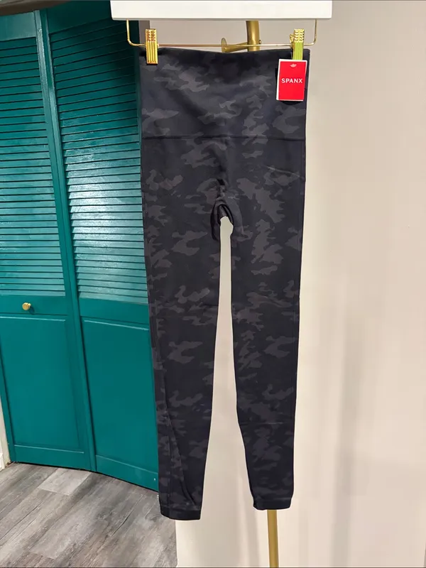 NWT Spanx look at me now leggings Black Camo FL3515 Size Medium - Image 3