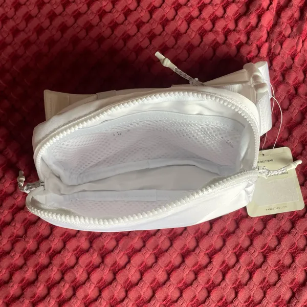 Fabletics The Belt Bag White Waist Pack Crossbody Adjustable Strap NWT OS - Image 5