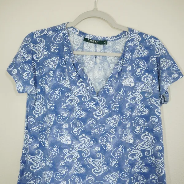 Lauren Ralph Lauren Women's Size Medium Blue Paisley Cotton Split V-Neck Tee - Image 2
