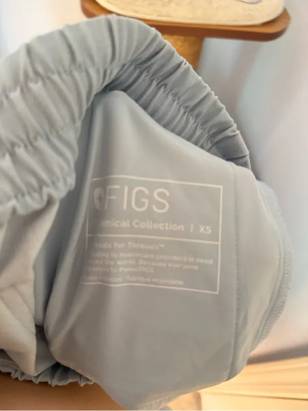 FIGS Women's Light Blue Scrub set - Image 4