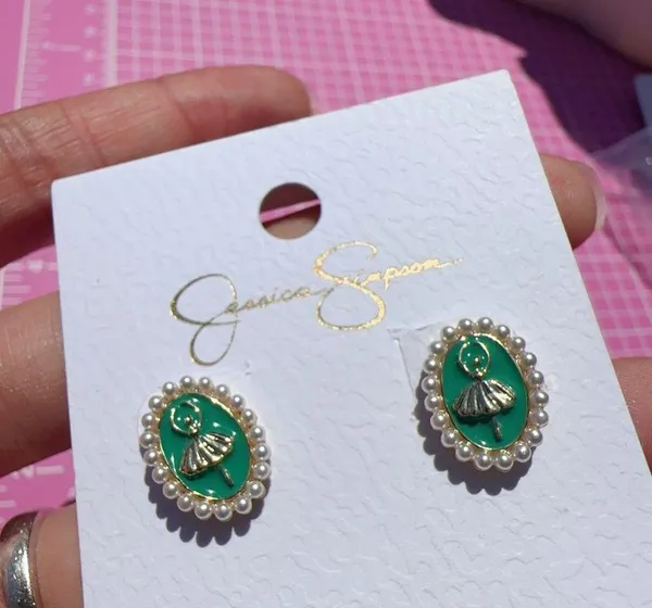 Jessica Simpson Earrings gold tone pearls around green ballerina stubs - Image 5