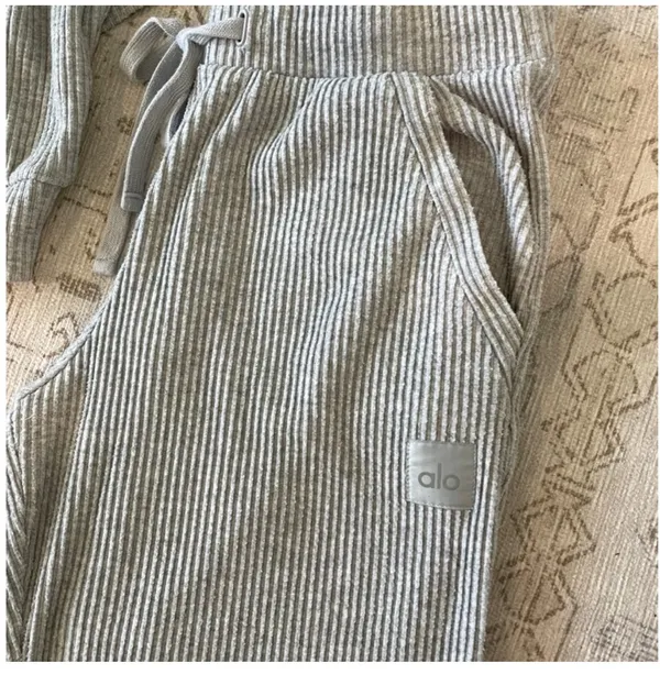 Alo Muse Yoga Sweatpants and sweatshirt set  - Image 4